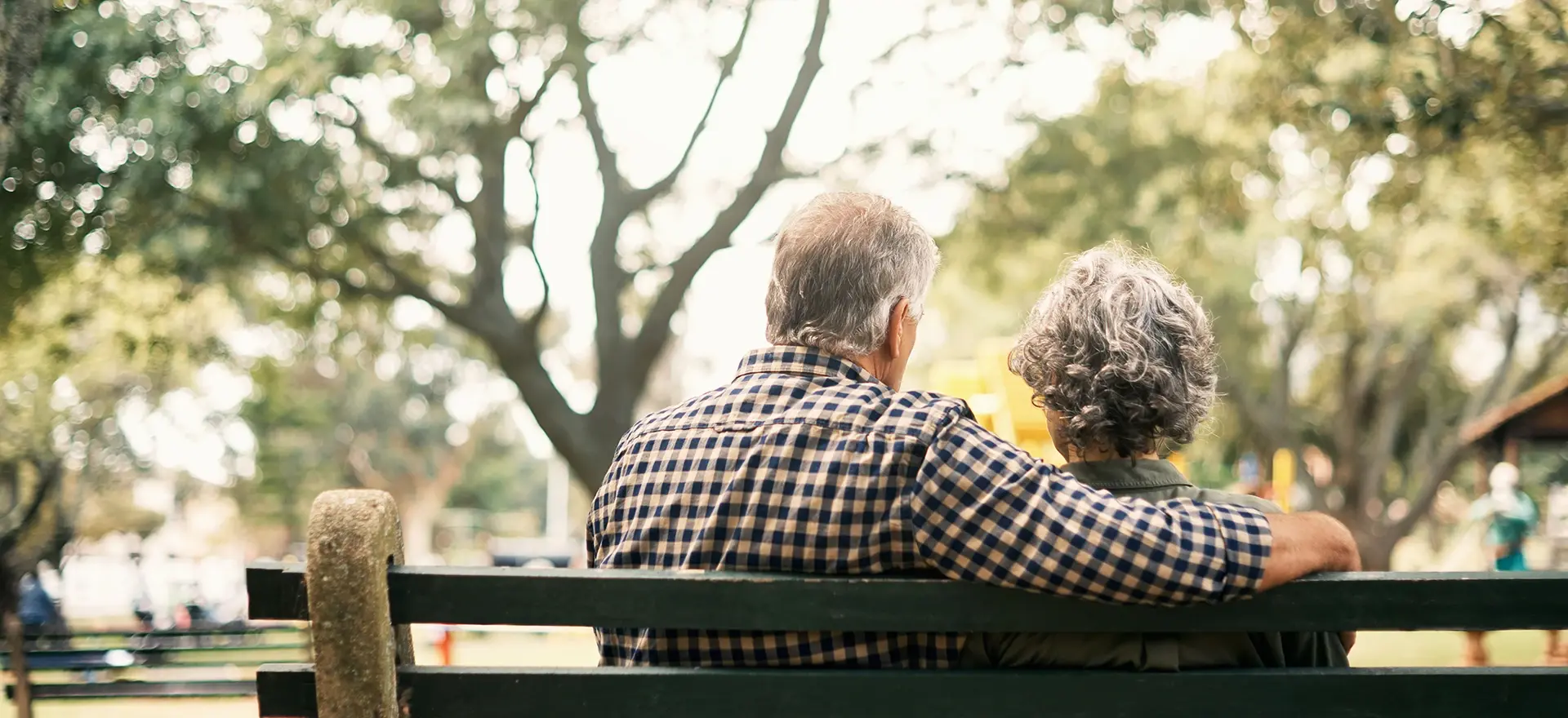 Man and woman sitting on a bench